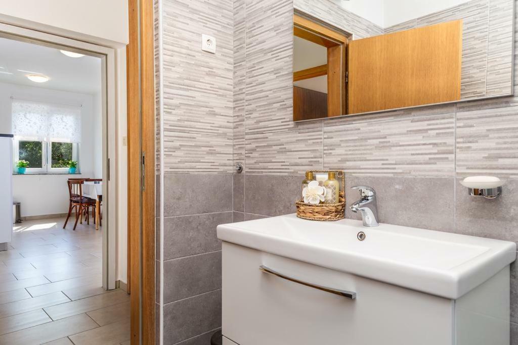 Apartment Roza, Sea View, Free Parking Ičići Extérieur photo