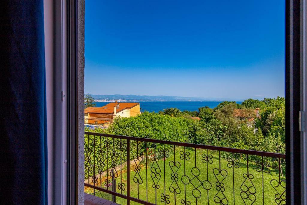 Apartment Roza, Sea View, Free Parking Ičići Extérieur photo