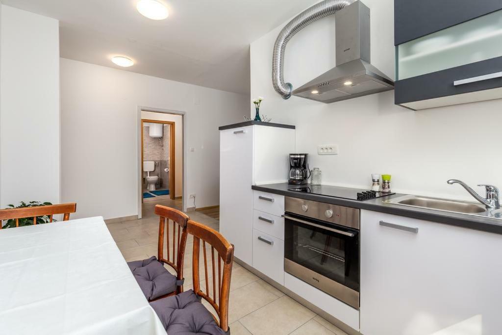 Apartment Roza, Sea View, Free Parking Ičići Extérieur photo