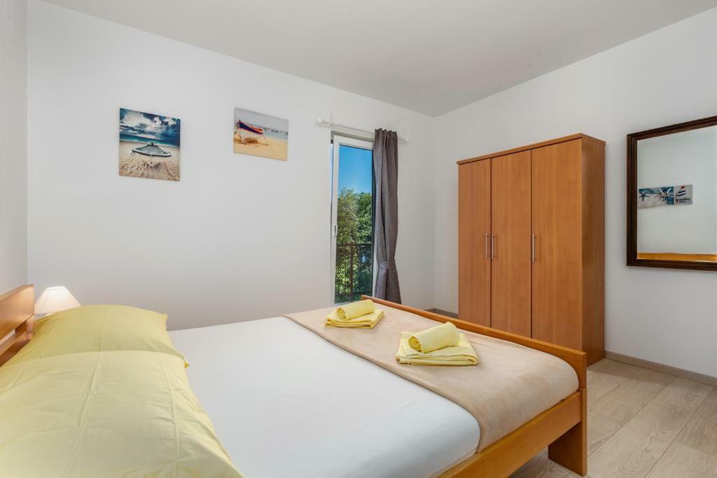 Apartment Roza, Sea View, Free Parking Ičići Extérieur photo