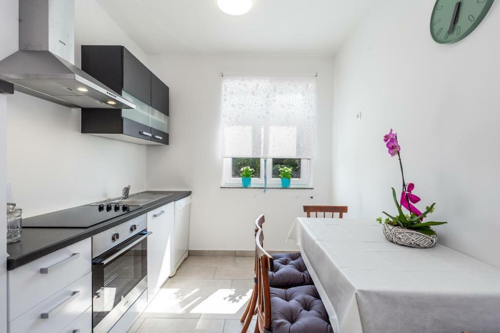 Apartment Roza, Sea View, Free Parking Ičići Extérieur photo